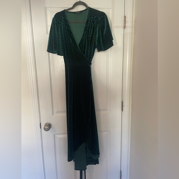 Green Velvet Short Sleeve Dress - Picture 2 of 5